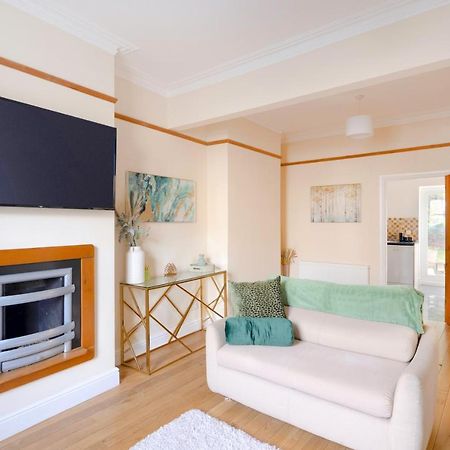 Вилла Stylish House In Wimbledon Лондон Экстерьер фото