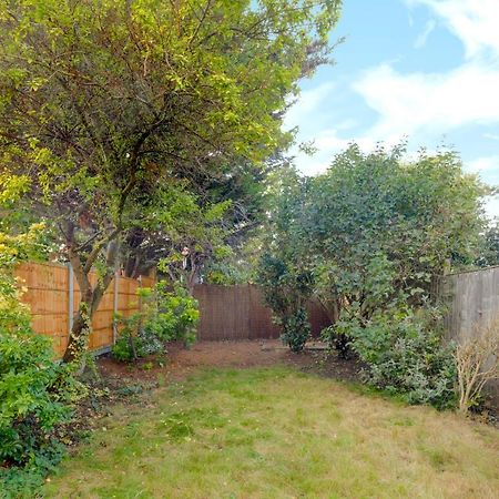 Вилла Stylish House In Wimbledon Лондон Экстерьер фото