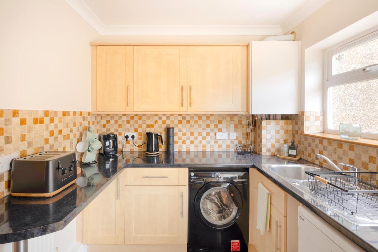 Вилла Stylish House In Wimbledon Лондон Экстерьер фото