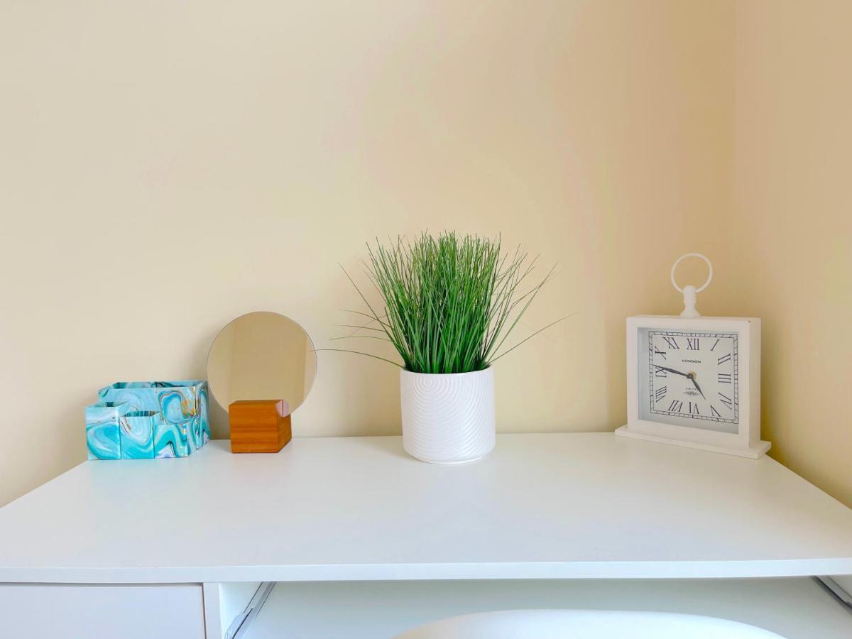Вилла Stylish House In Wimbledon Лондон Экстерьер фото