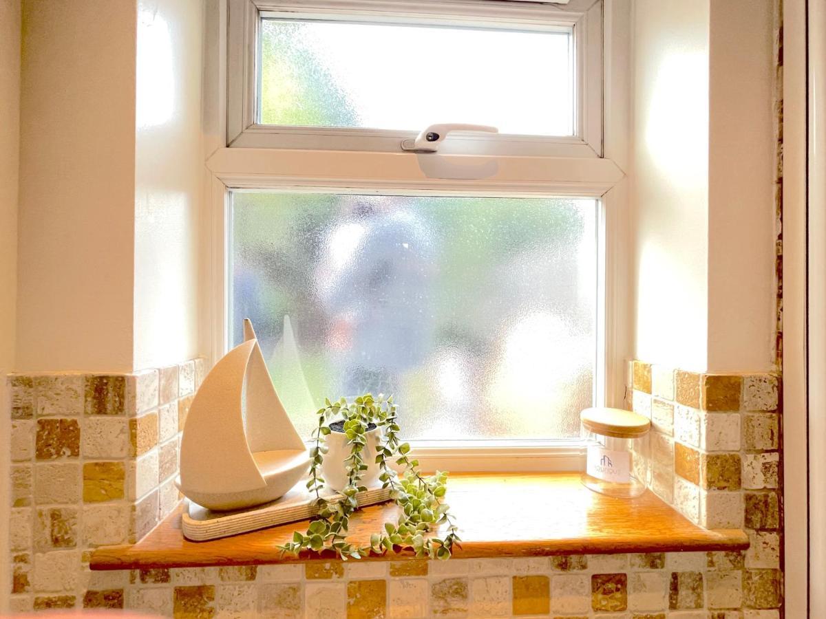 Вилла Stylish House In Wimbledon Лондон Экстерьер фото