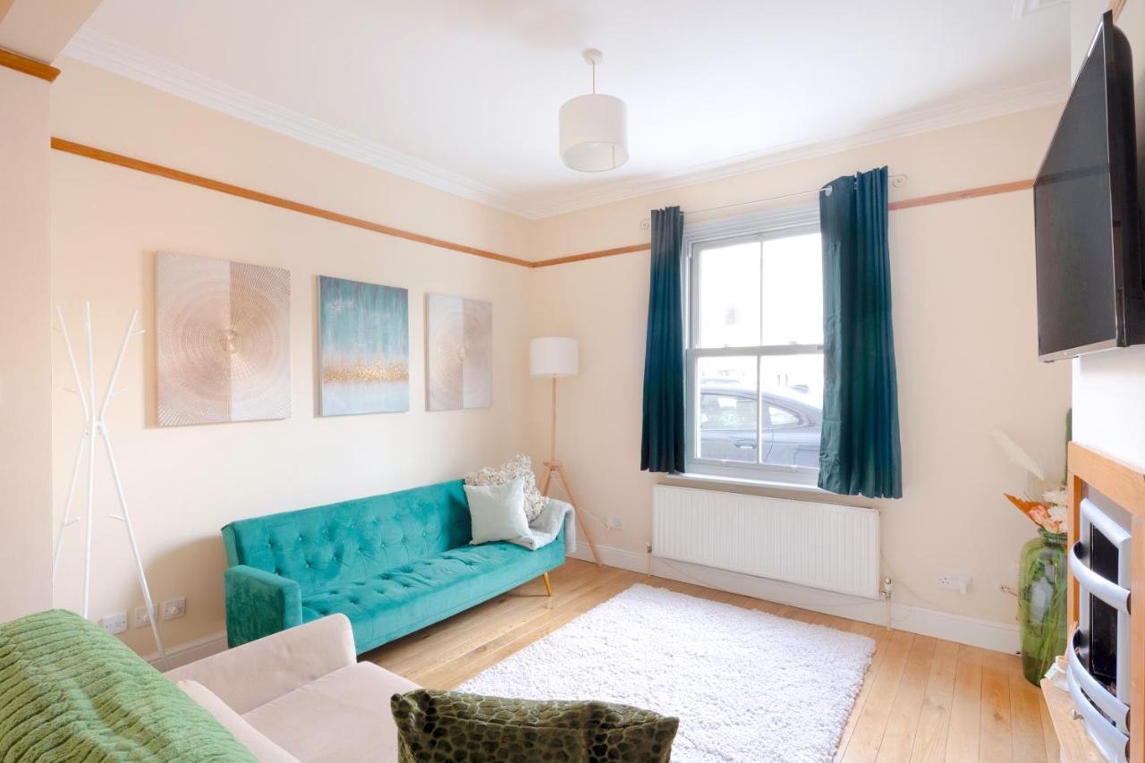 Вилла Stylish House In Wimbledon Лондон Экстерьер фото