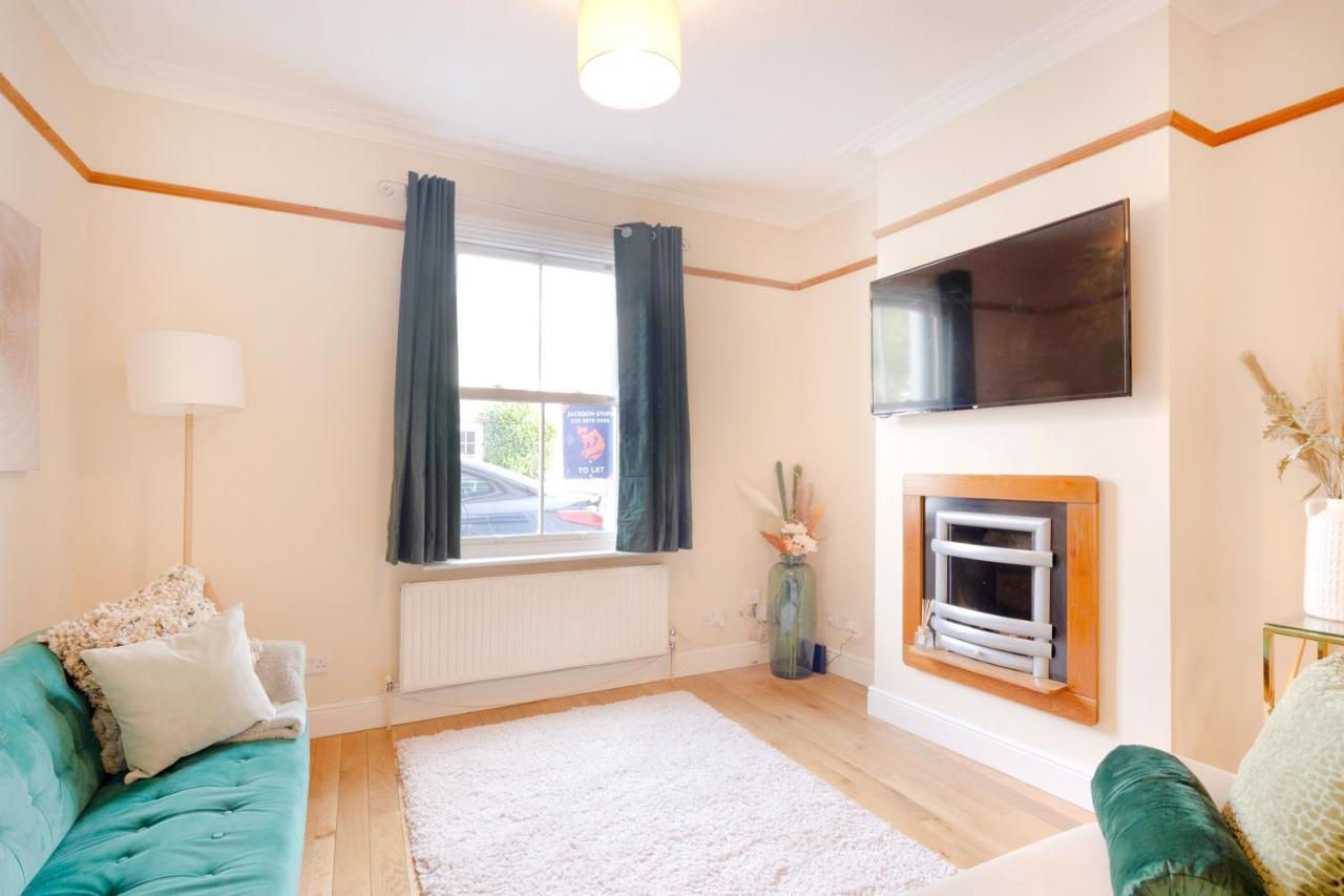 Вилла Stylish House In Wimbledon Лондон Экстерьер фото