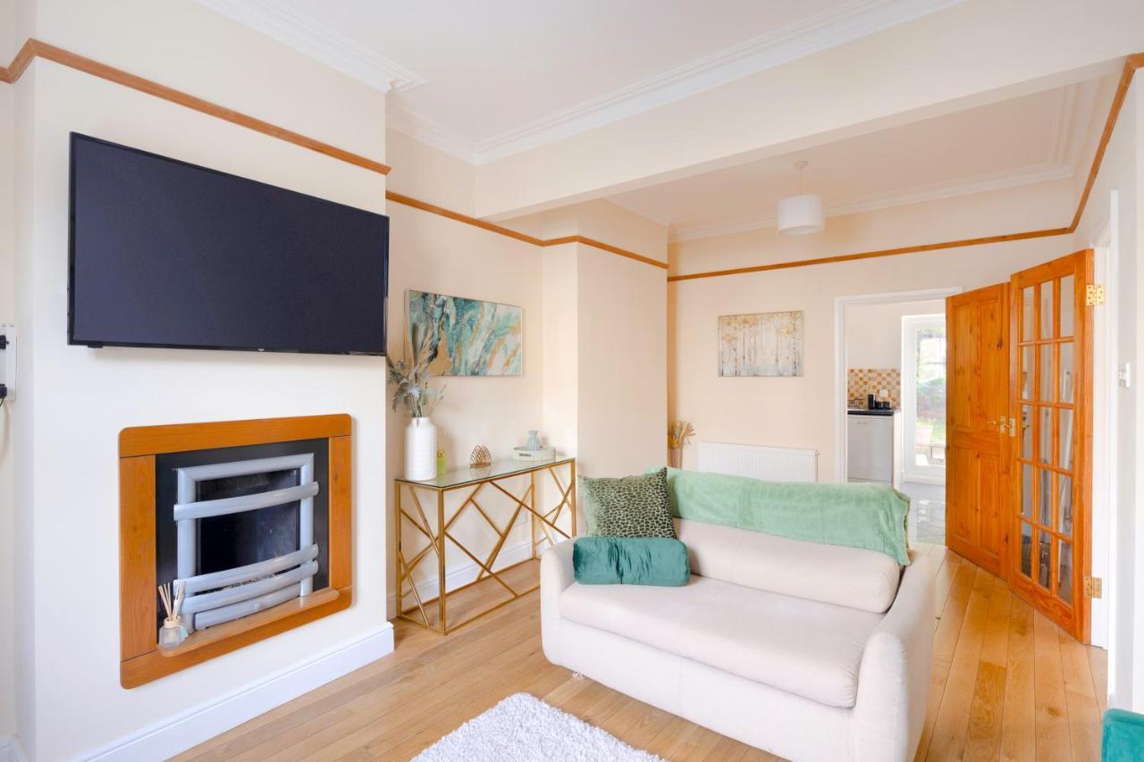 Вилла Stylish House In Wimbledon Лондон Экстерьер фото