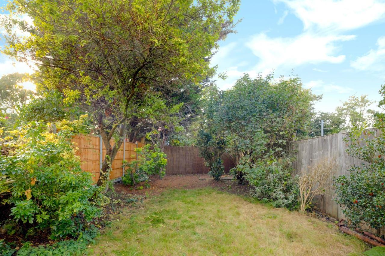 Вилла Stylish House In Wimbledon Лондон Экстерьер фото