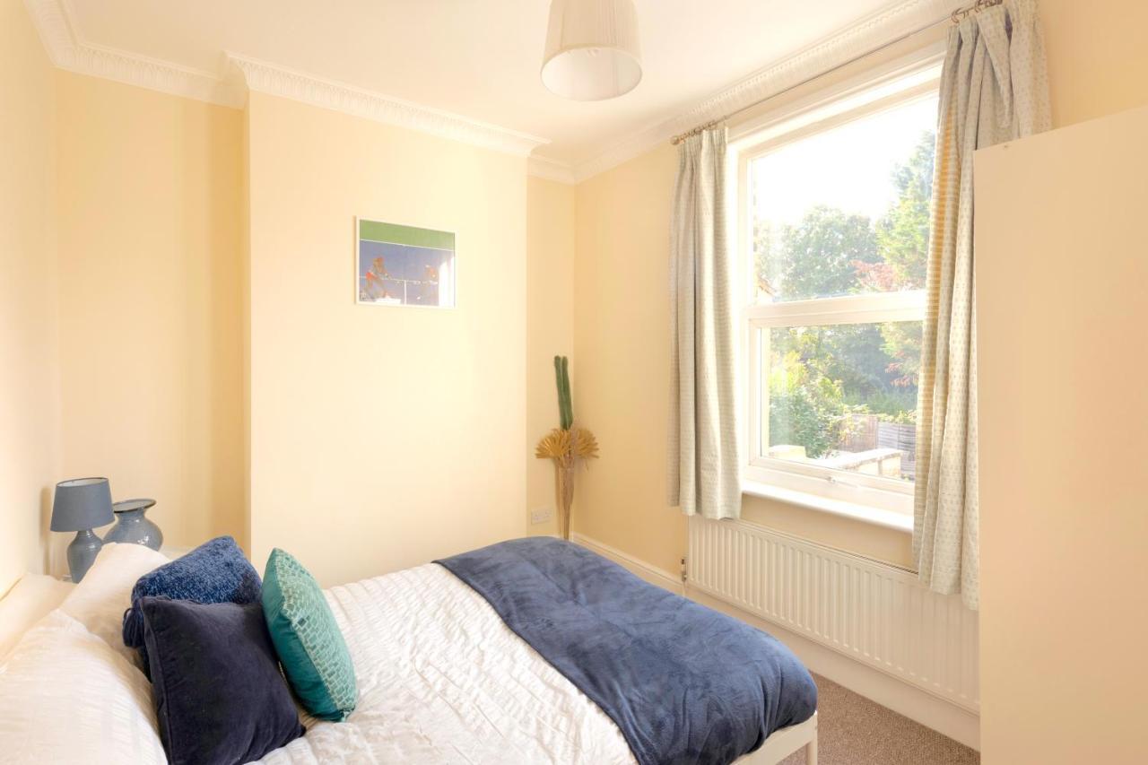 Вилла Stylish House In Wimbledon Лондон Экстерьер фото