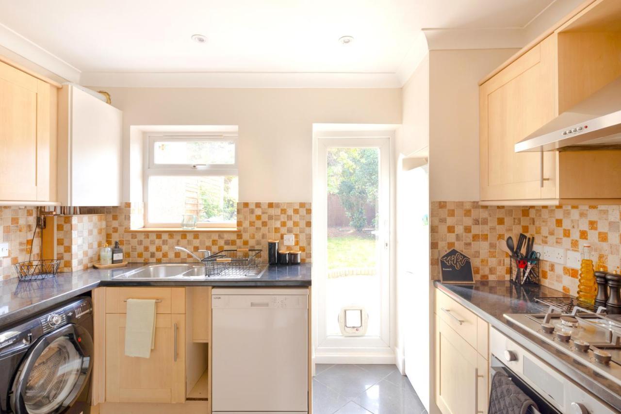 Вилла Stylish House In Wimbledon Лондон Экстерьер фото