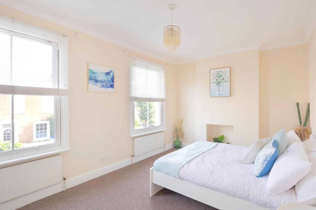Вилла Stylish House In Wimbledon Лондон Экстерьер фото