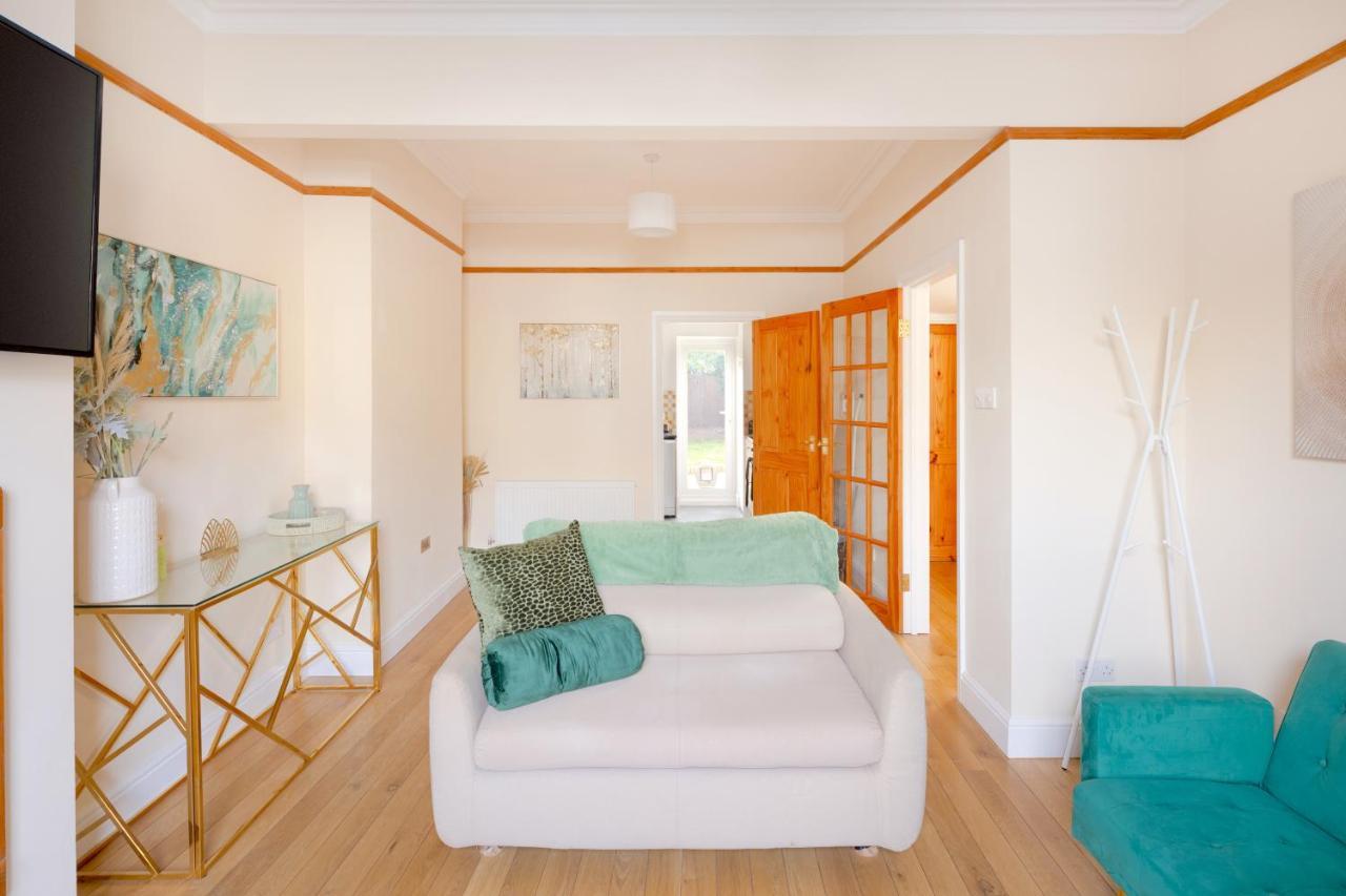 Вилла Stylish House In Wimbledon Лондон Экстерьер фото