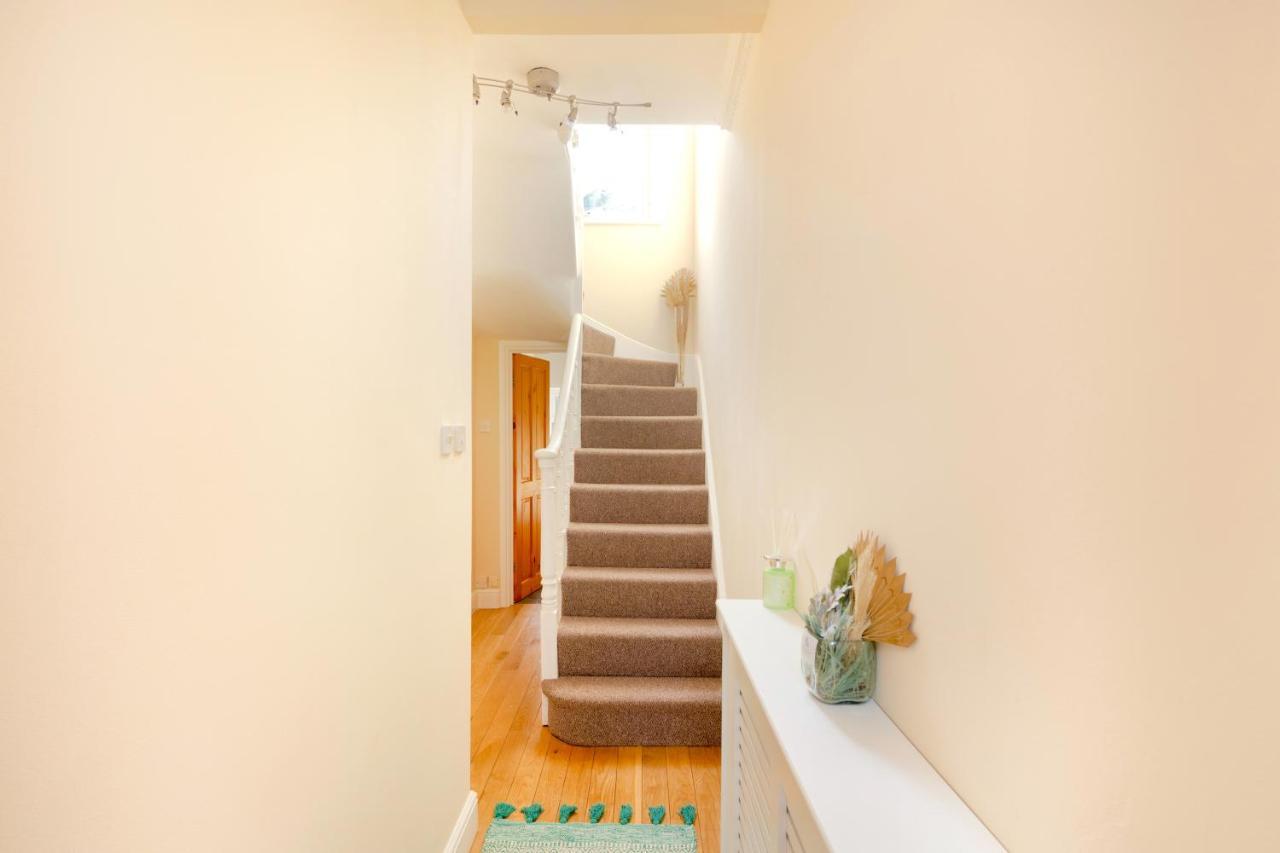 Вилла Stylish House In Wimbledon Лондон Экстерьер фото