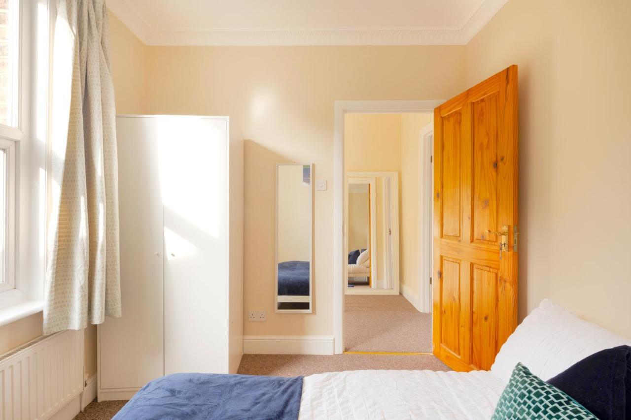 Вилла Stylish House In Wimbledon Лондон Экстерьер фото