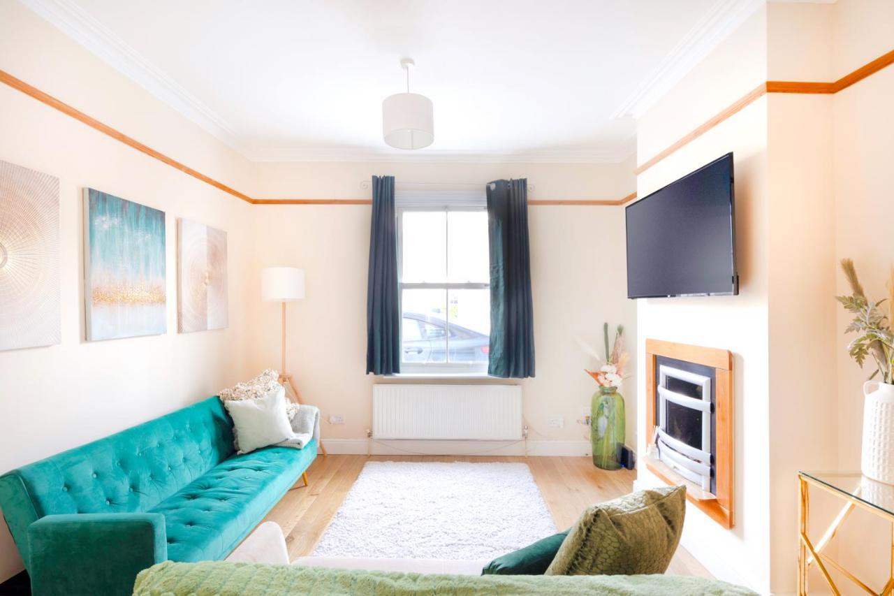 Вилла Stylish House In Wimbledon Лондон Экстерьер фото