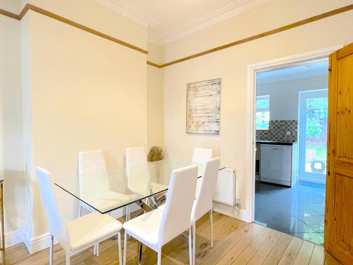 Вилла Stylish House In Wimbledon Лондон Экстерьер фото